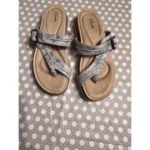 Clarks Women's Brynn Madi Flat Sandal Sand‎ Interest Buckle Size 10M